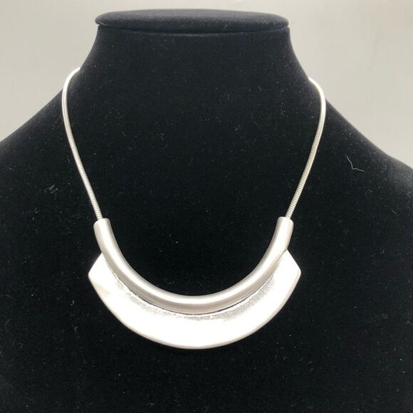 Jewelry - 💜2/$25 Bib Necklace In silver tone